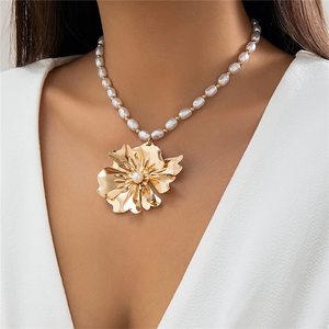 Oval Shaped Artificial Pearl Metallic Flower Decor Necklaces